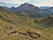 08 Scendendo dal Passo di Mezzeno (2044 m) alla conca di Mezzeno